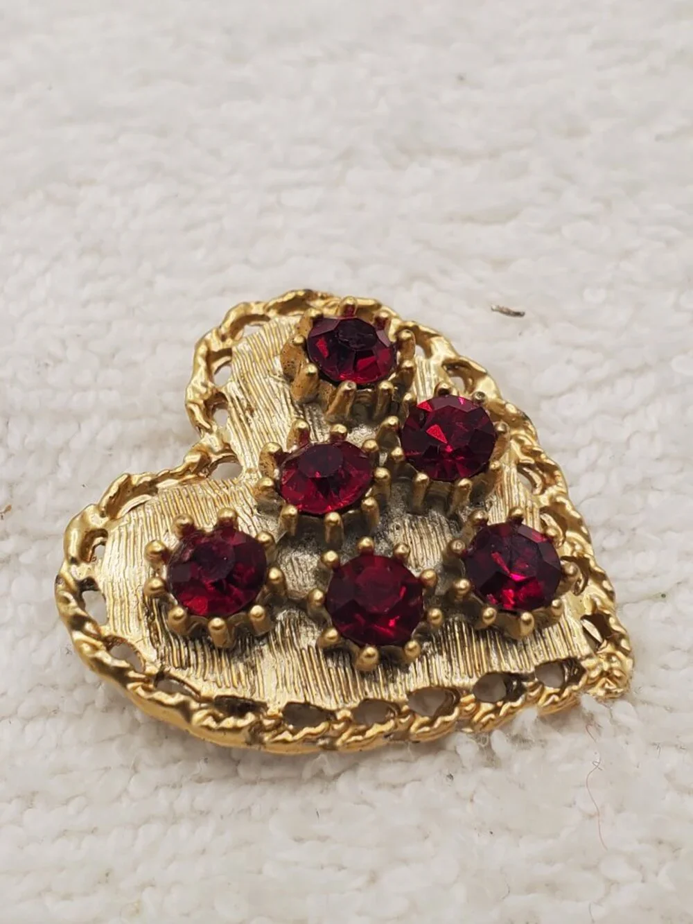 1 Light Gold Heart Shape Brooch, item # B-1184,. wt. 9 grams .